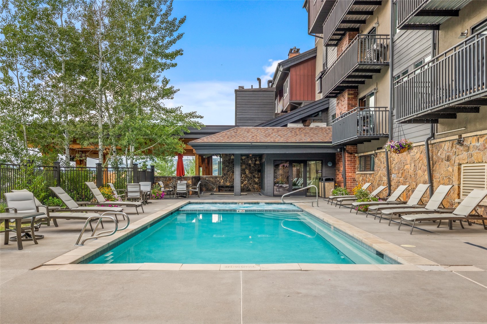 2408 Chutes LANE