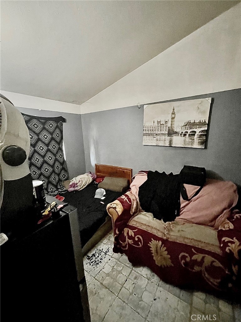 1084 Del Valle Avenue