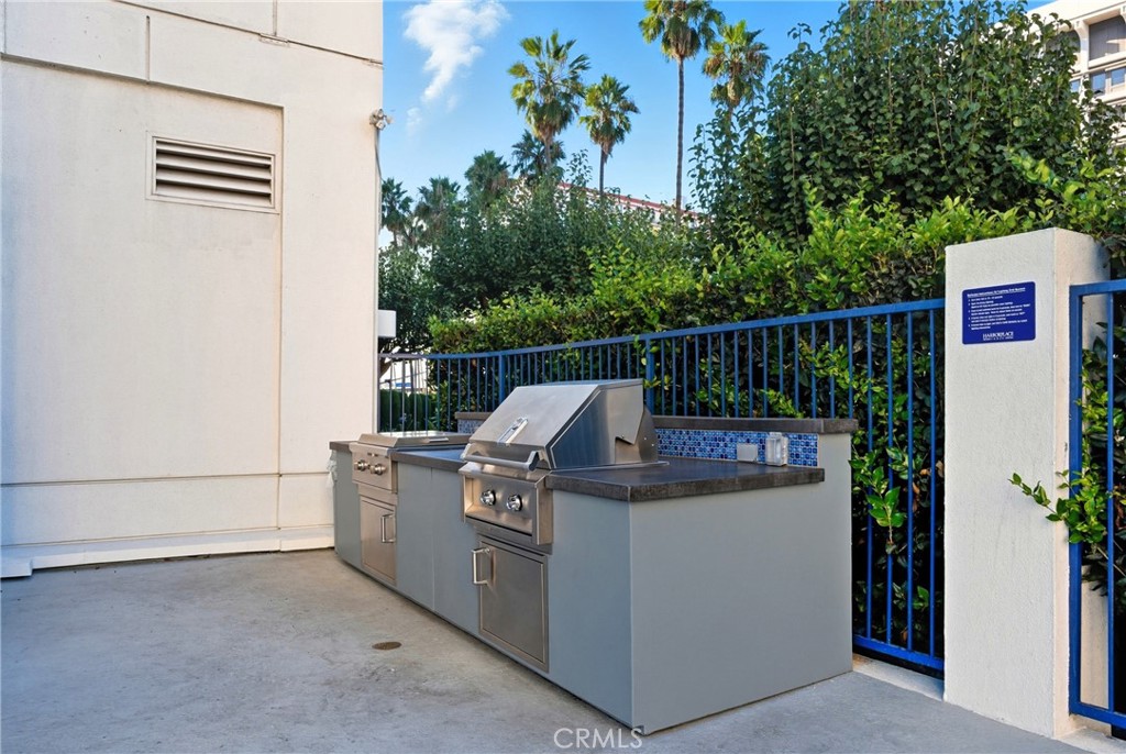 525 E Seaside