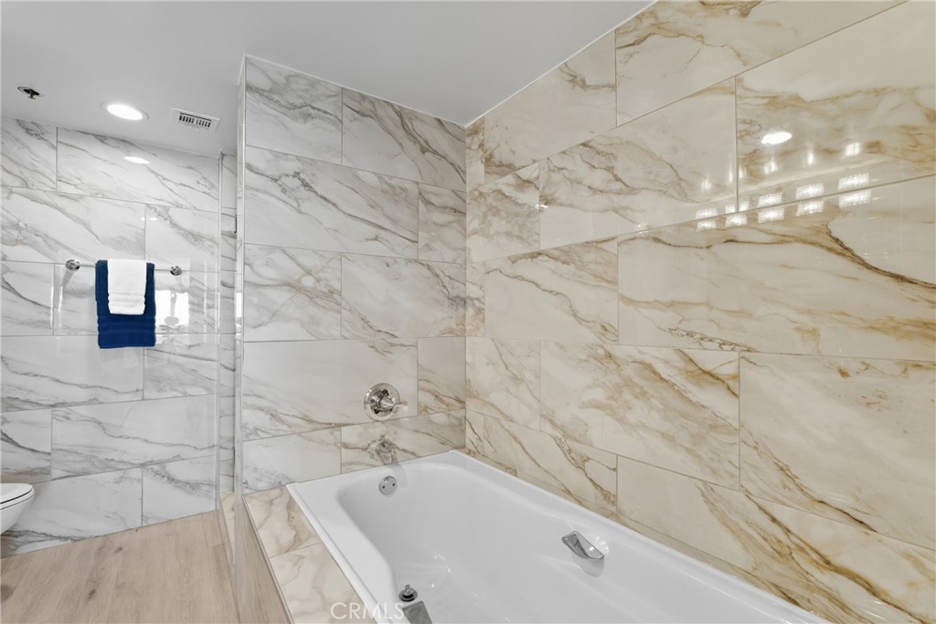 525 E Seaside