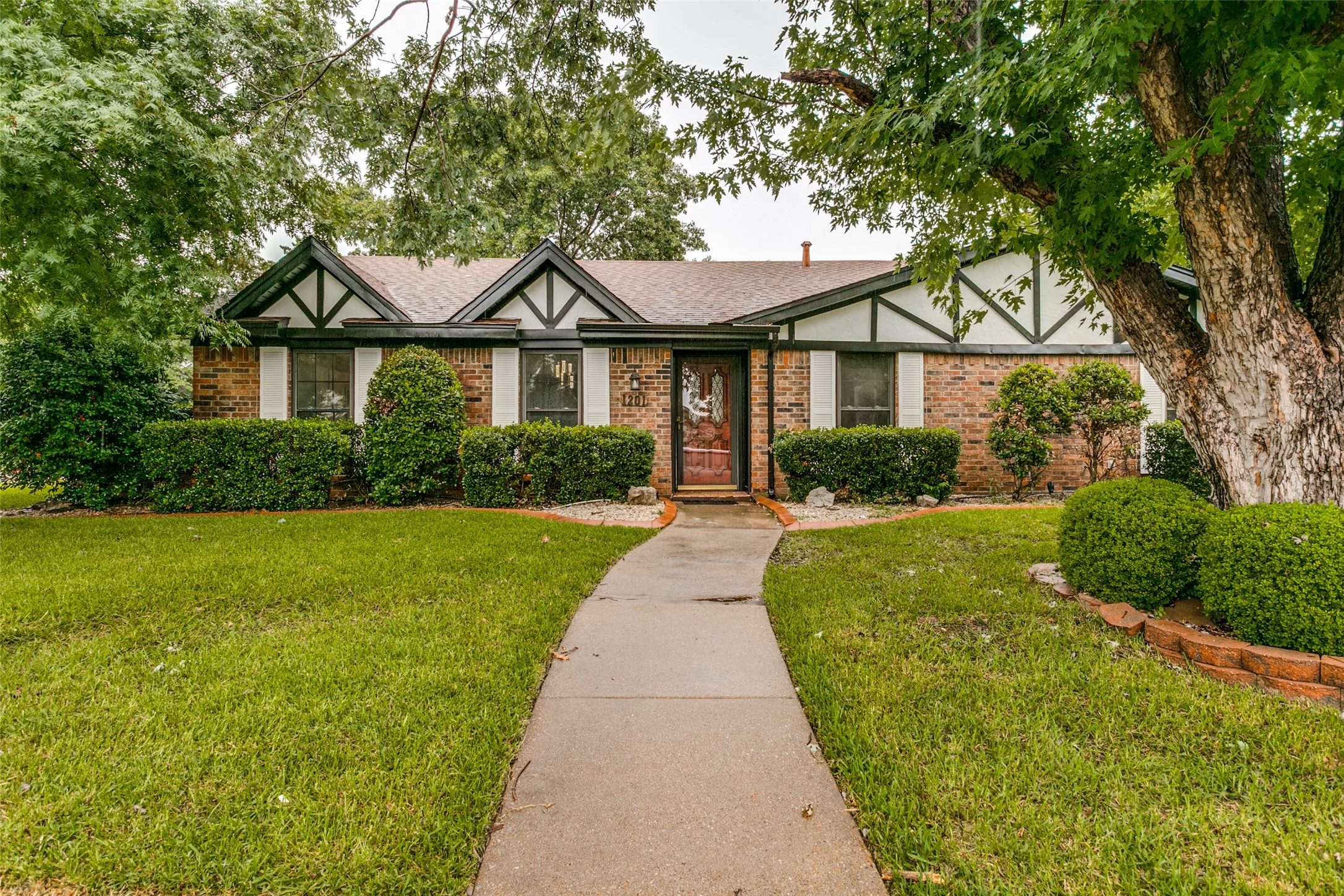 1201 River Oaks Drive