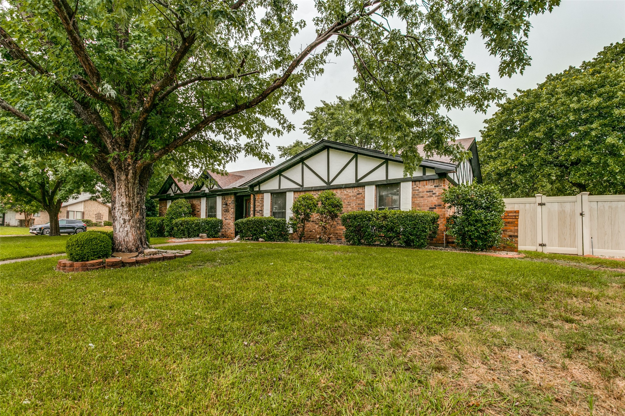 1201 River Oaks Drive