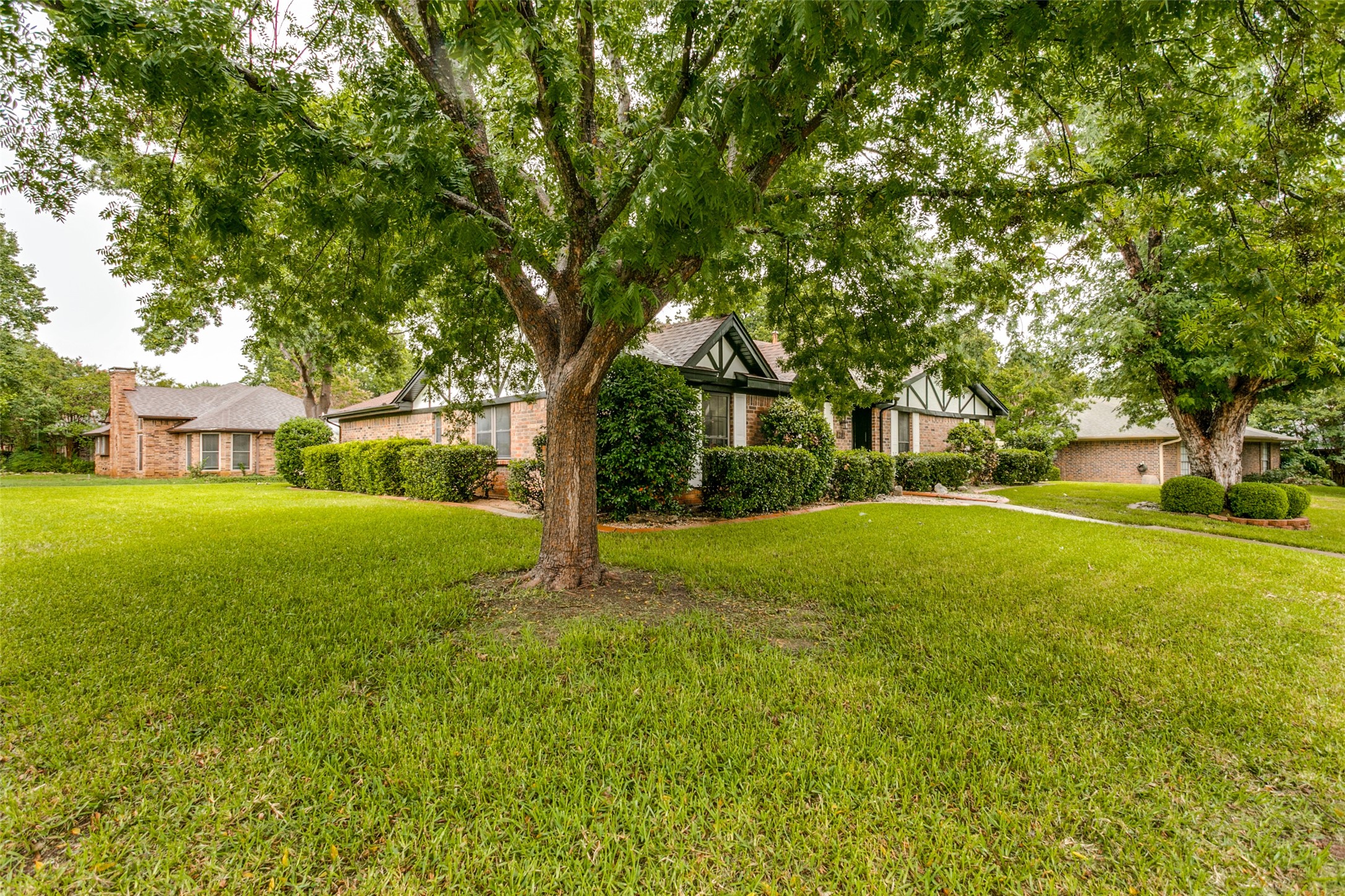 1201 River Oaks Drive