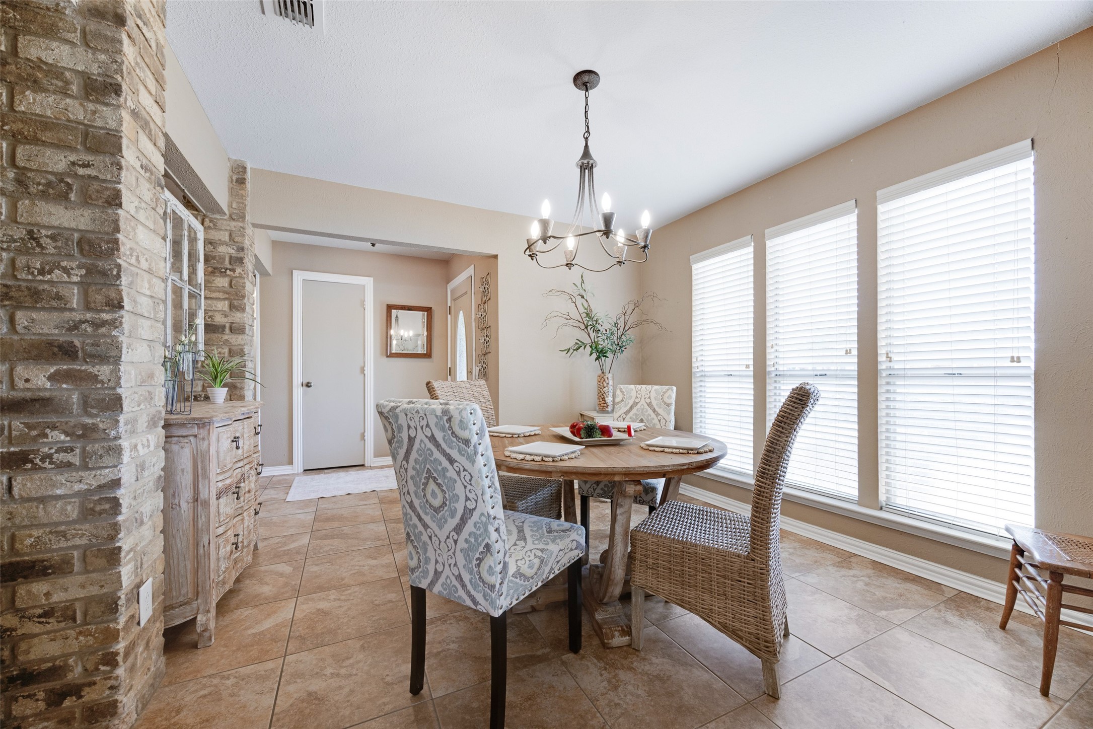 3937 Los Robles Drive