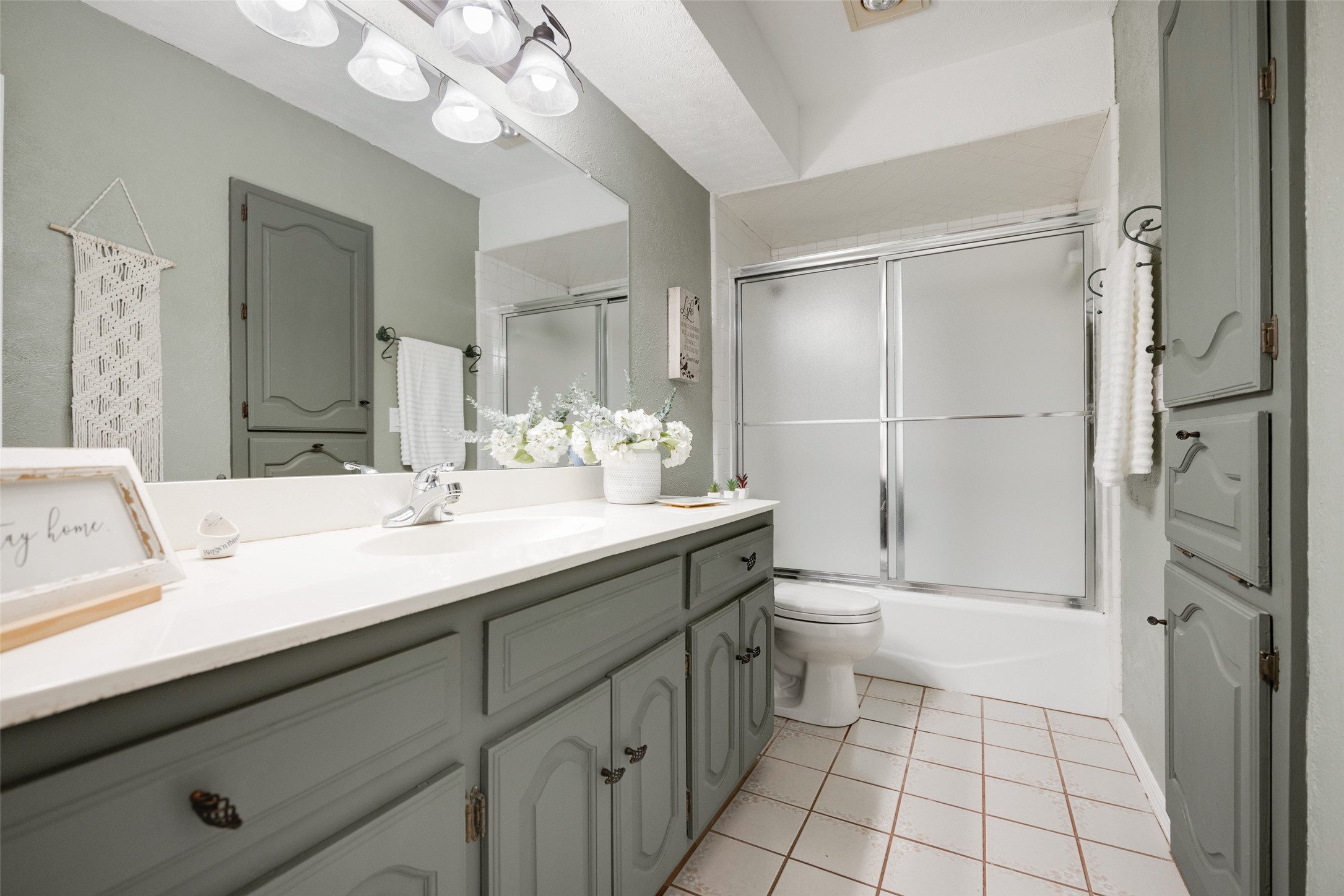 3937 Los Robles Drive
