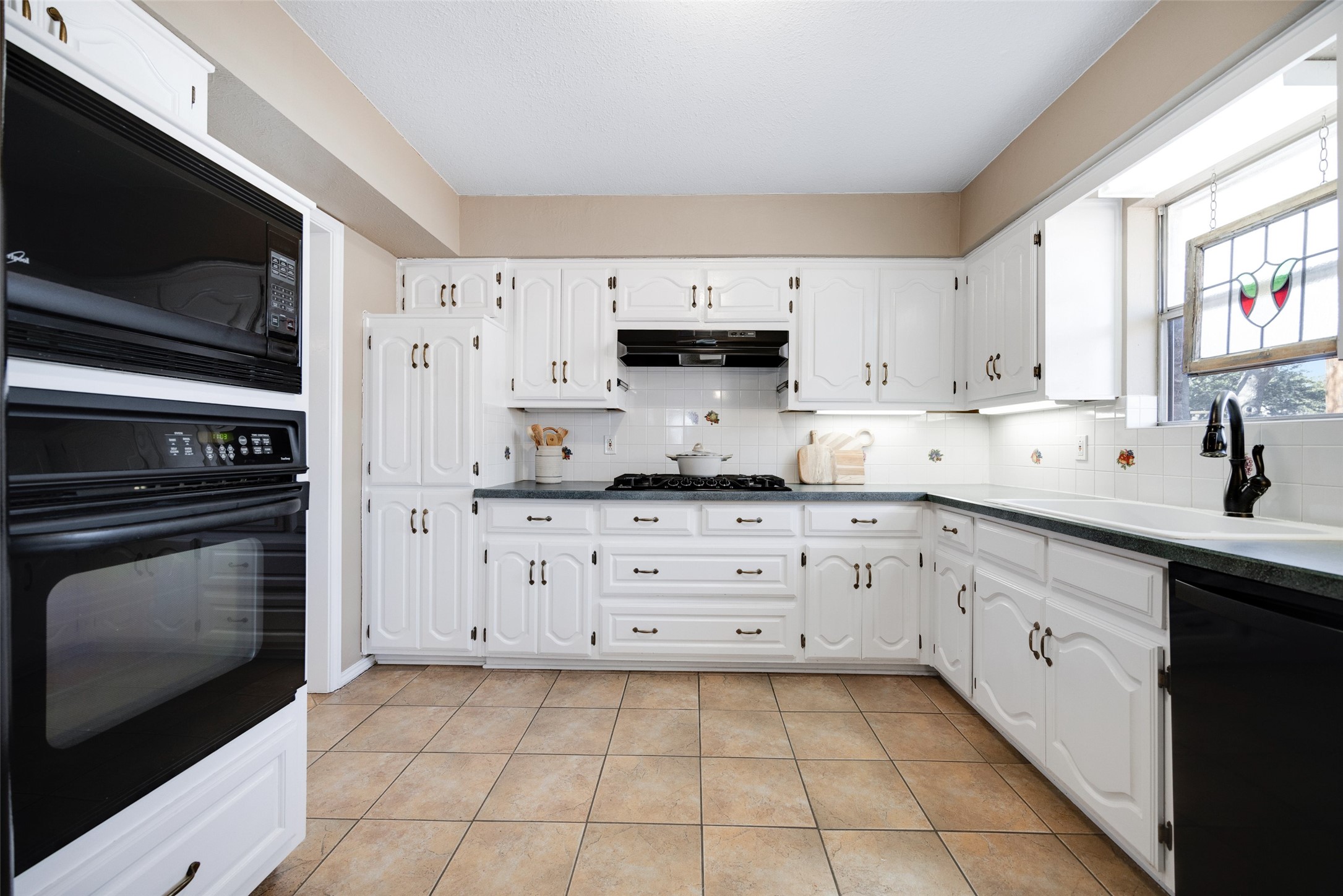 3937 Los Robles Drive