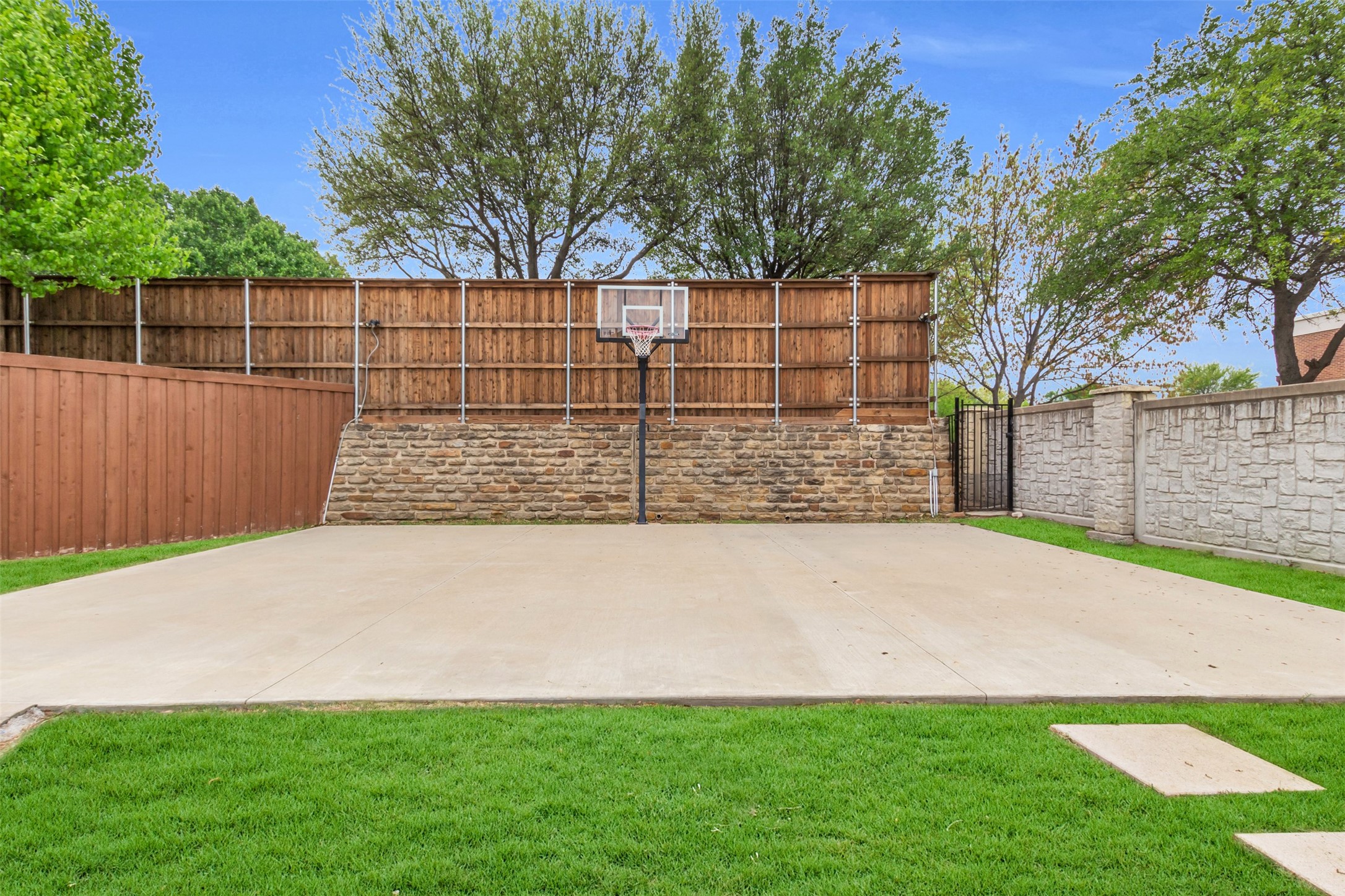 15932 CHRISTOPHER LN