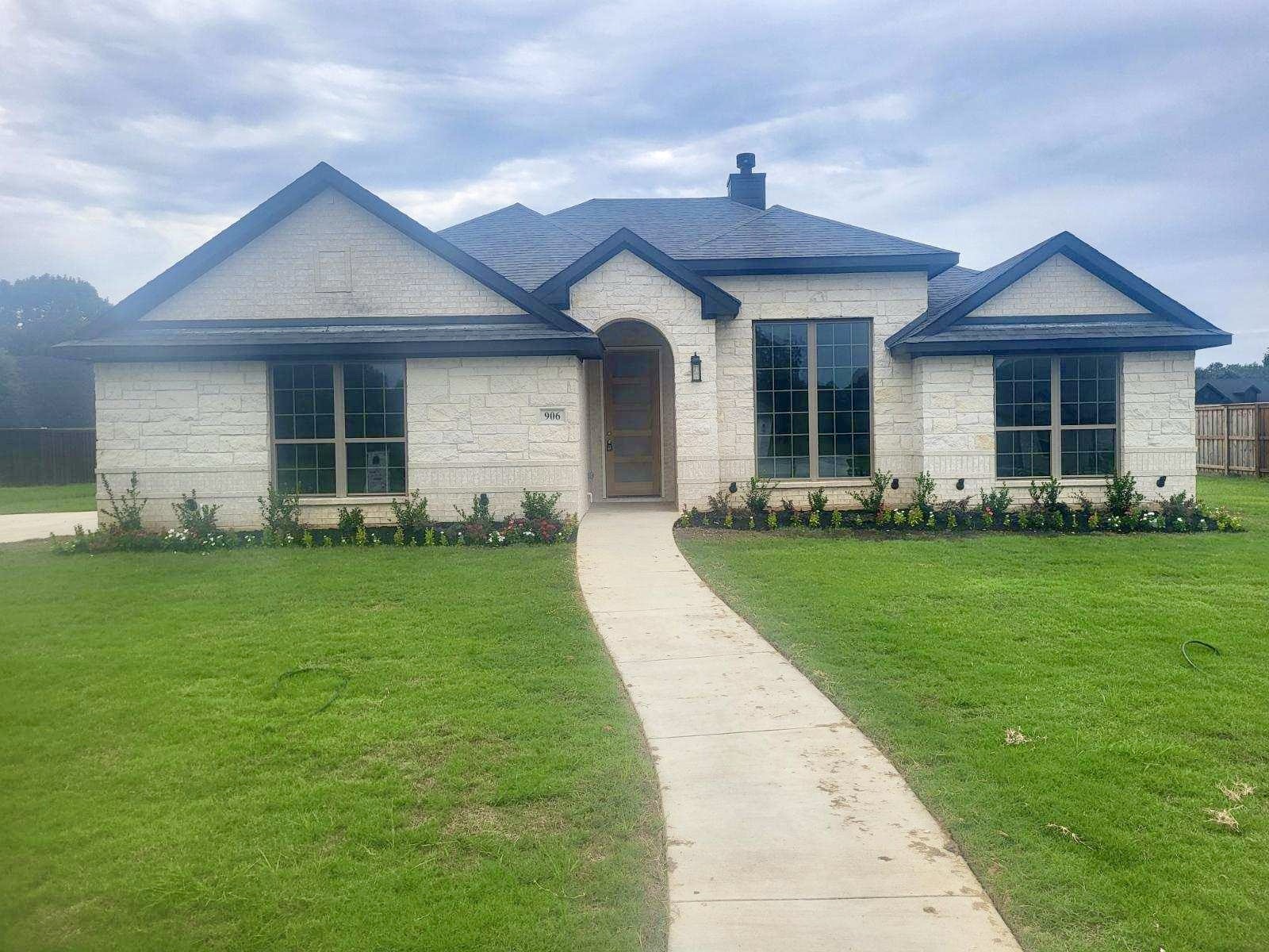 906 Maxine Drive