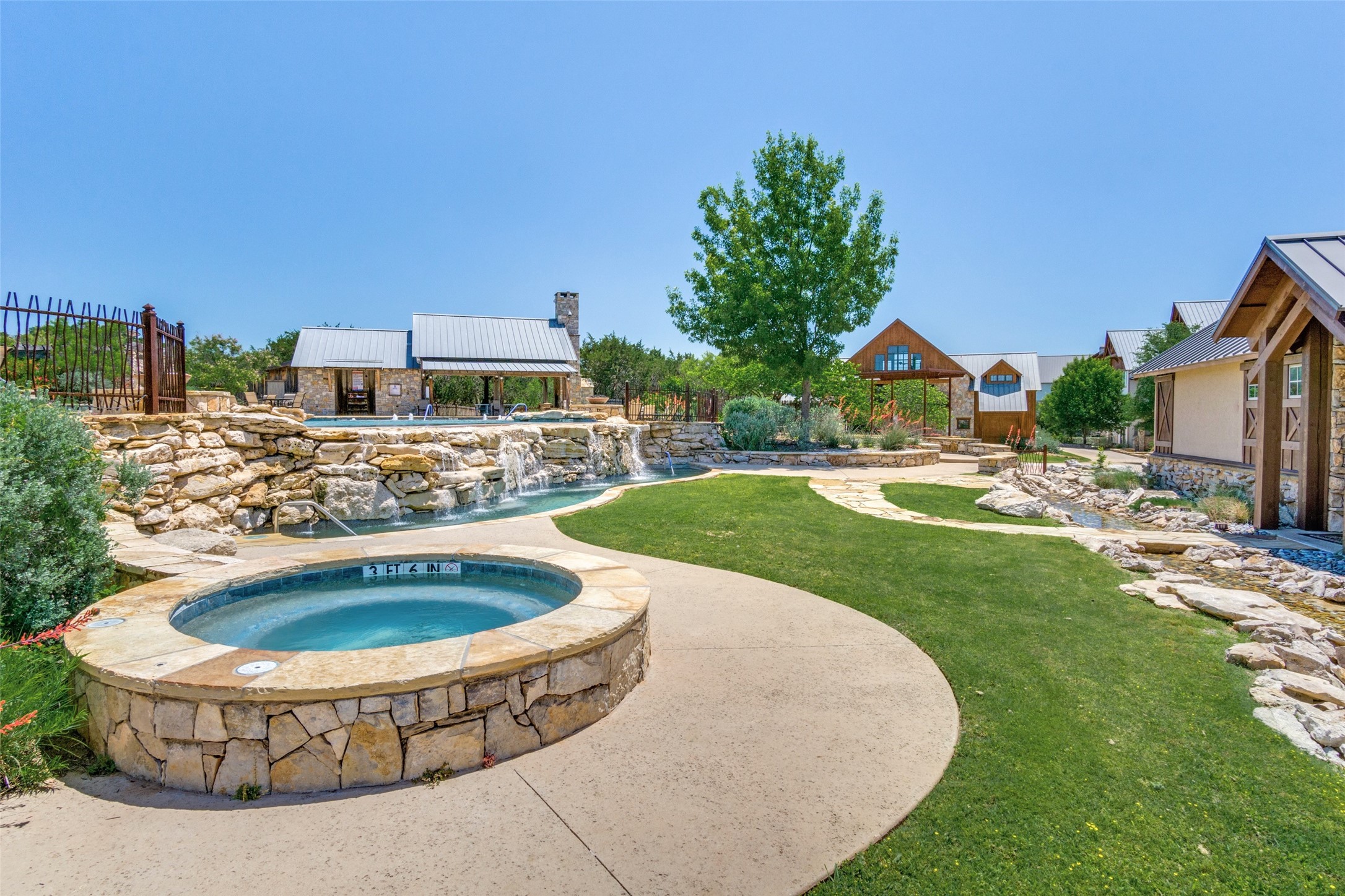 1633 Scenic Drive 201