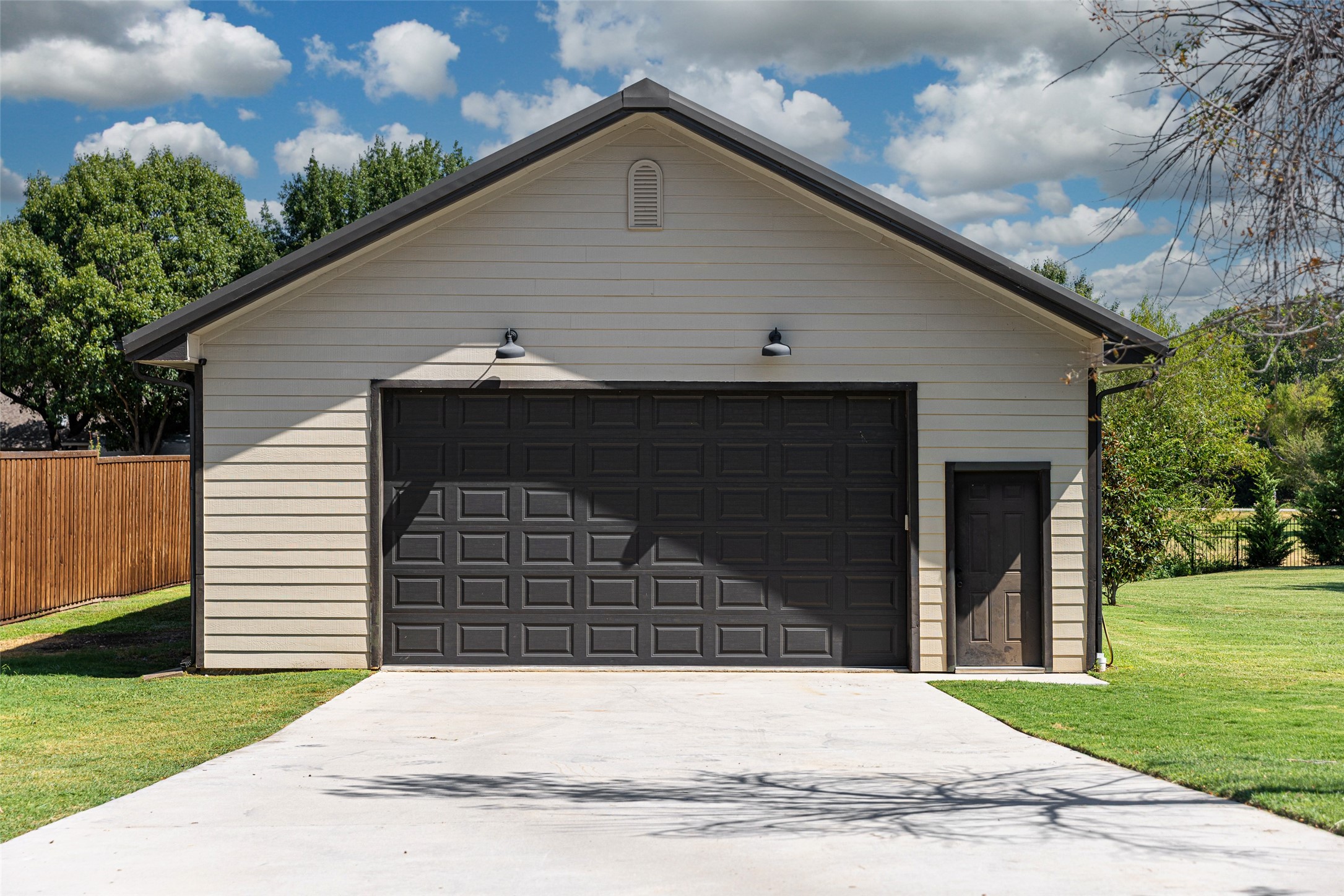 14085 Red Oak Circle S