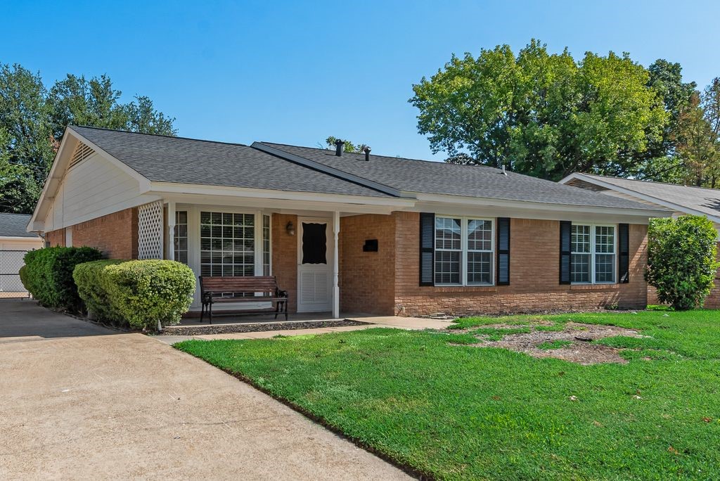 2833 Linden Lea