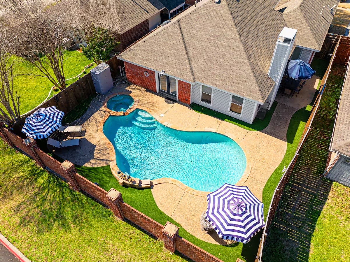 2202 Ashwood Court