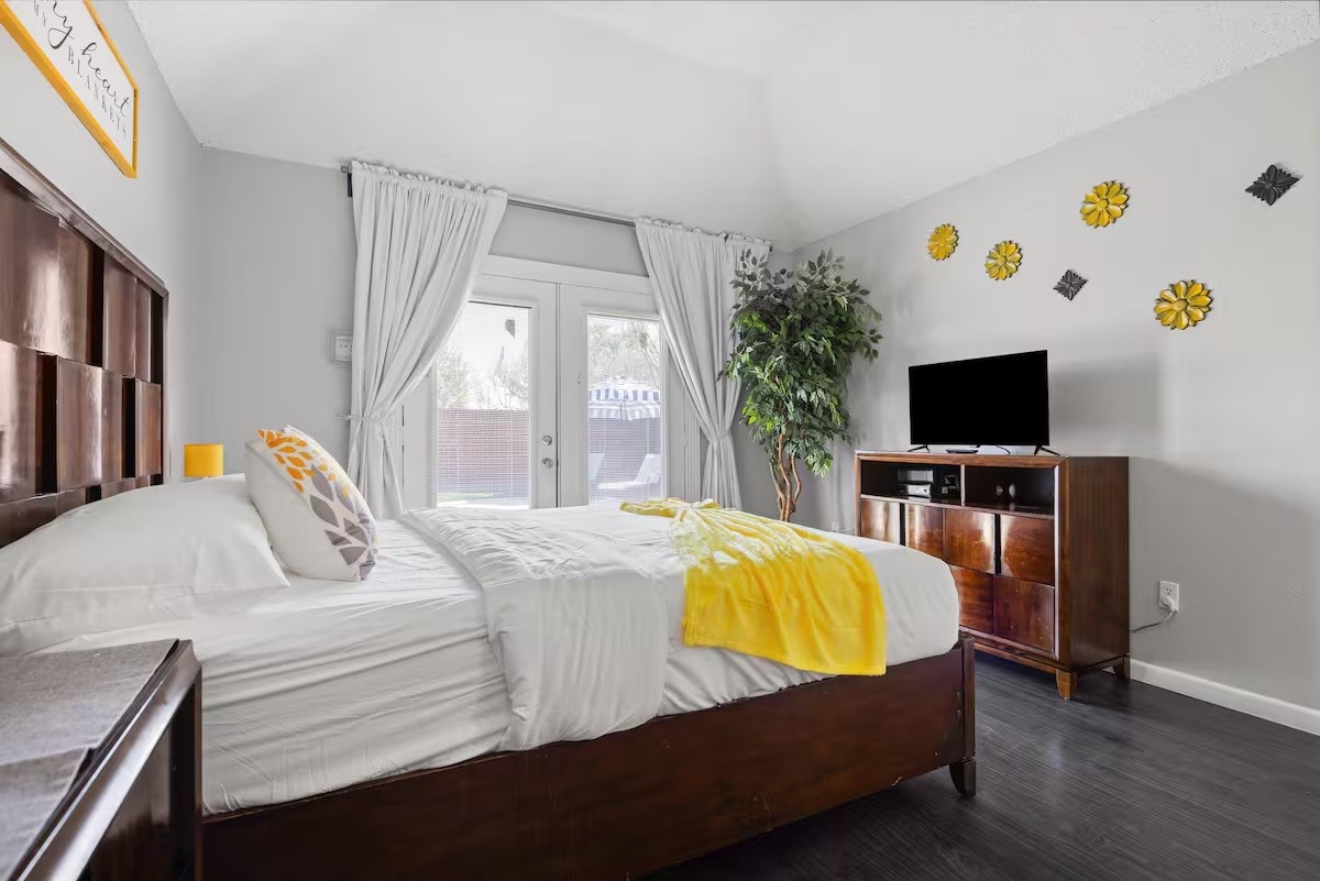 2202 Ashwood Court