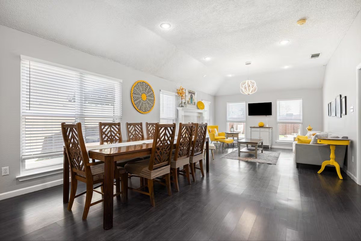 2202 Ashwood Court