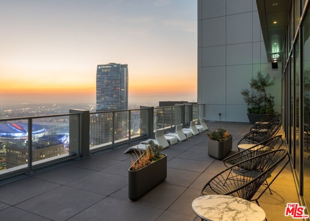 888 S Hope Street 3401