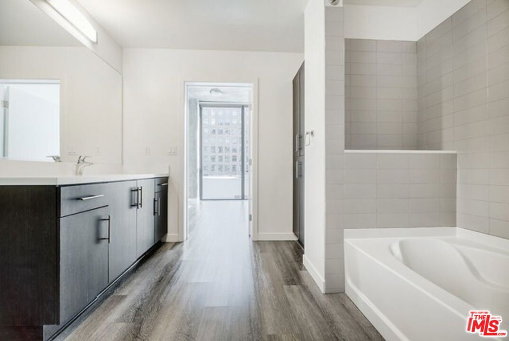 888 S Hope Street 3401