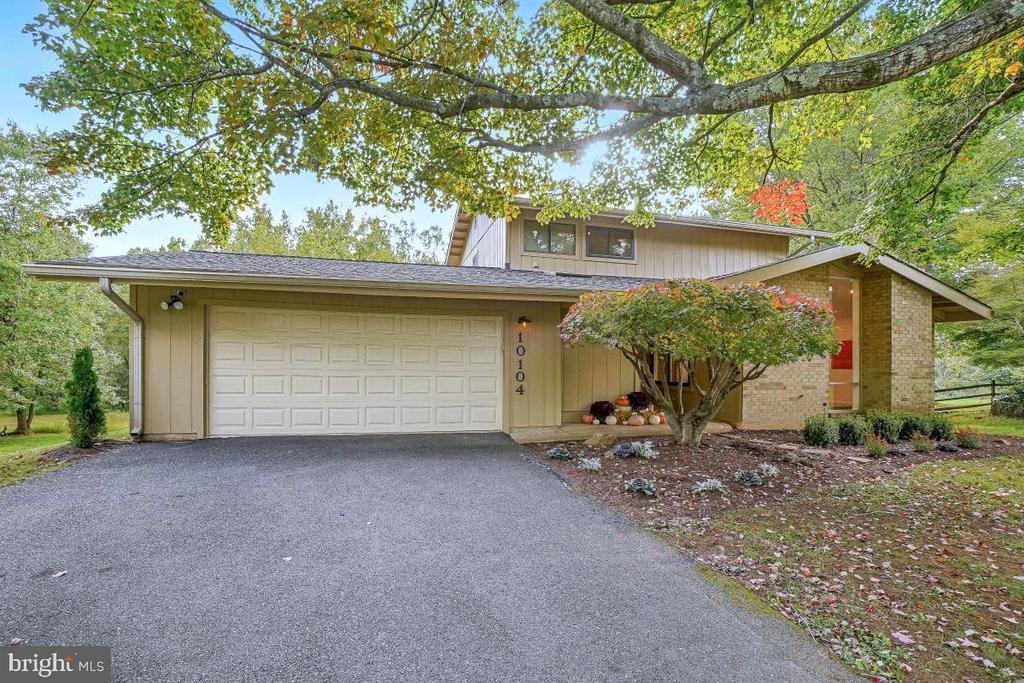 10104 GRAYHORSE COURT