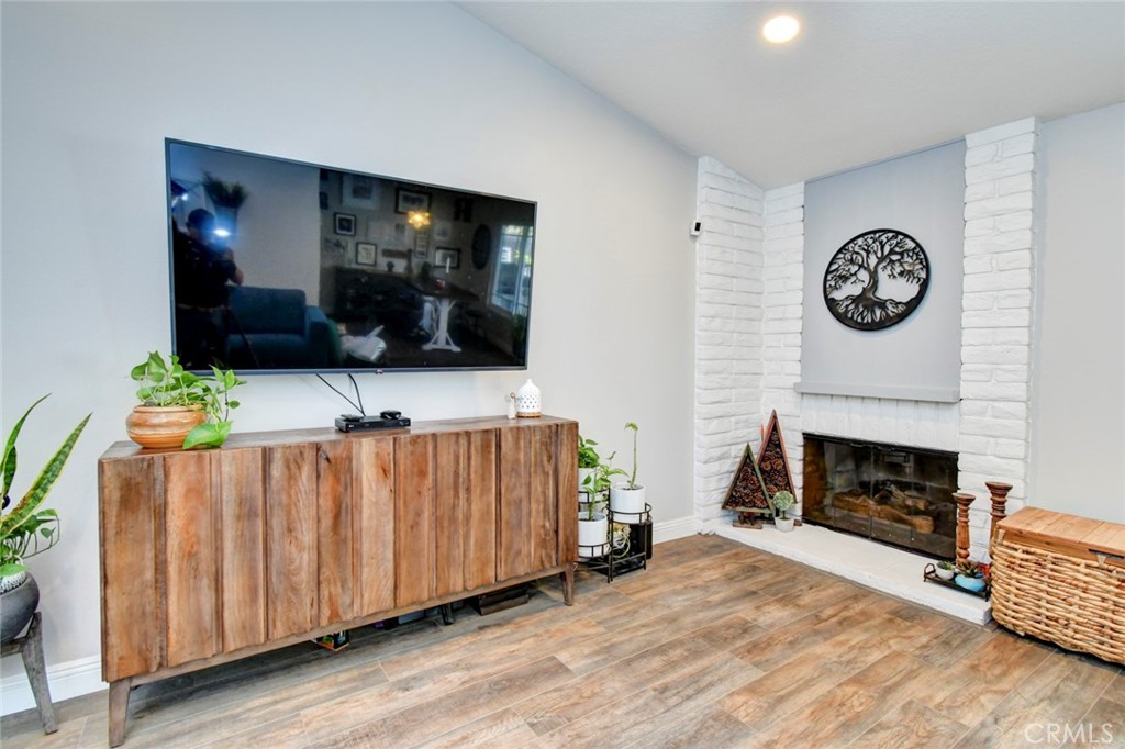 1925 Barrington Court