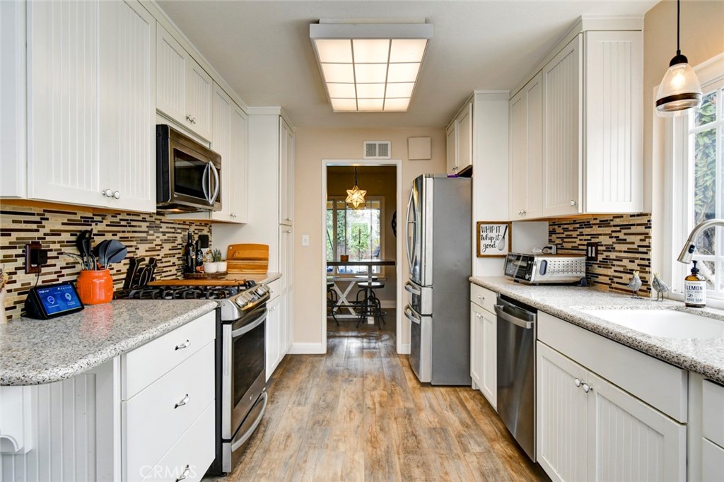 1925 Barrington Court