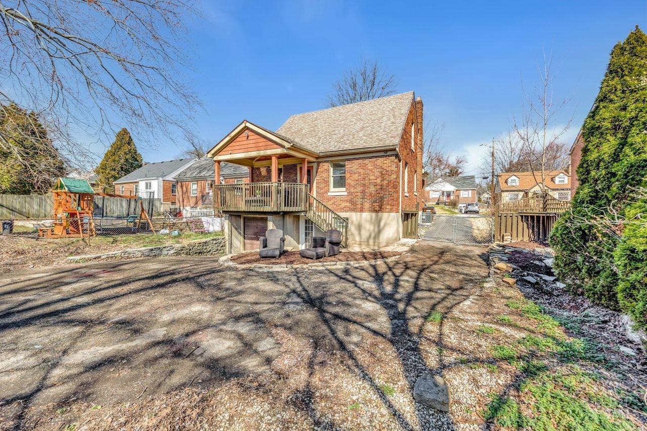 5553 Raceview Avenue