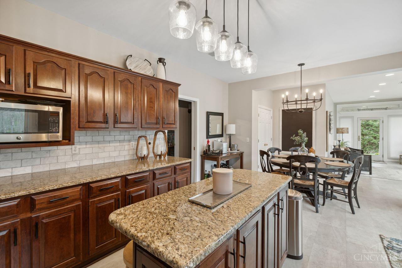 1335 W Eastman Lane