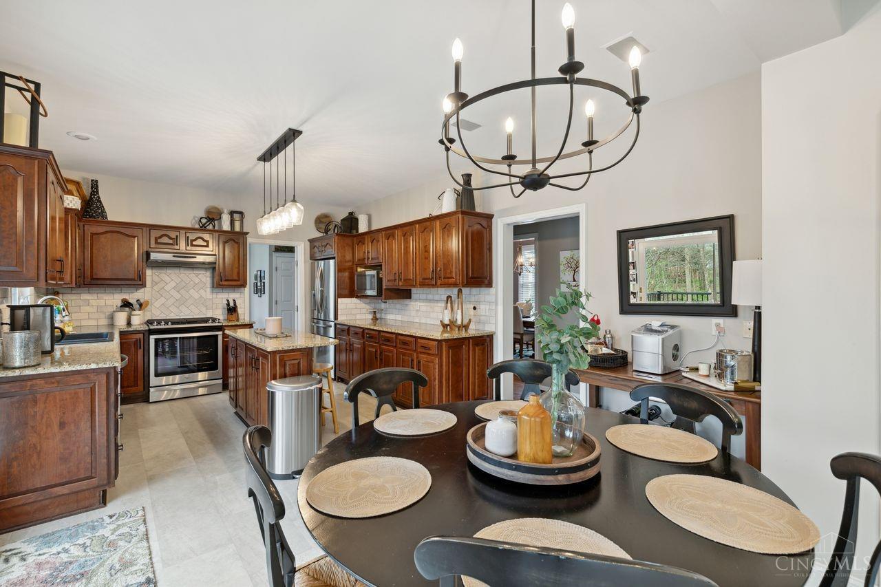 1335 W Eastman Lane