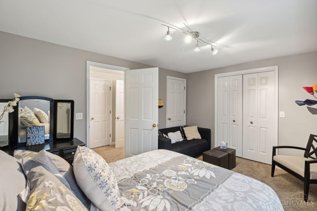 1335 W Eastman Lane