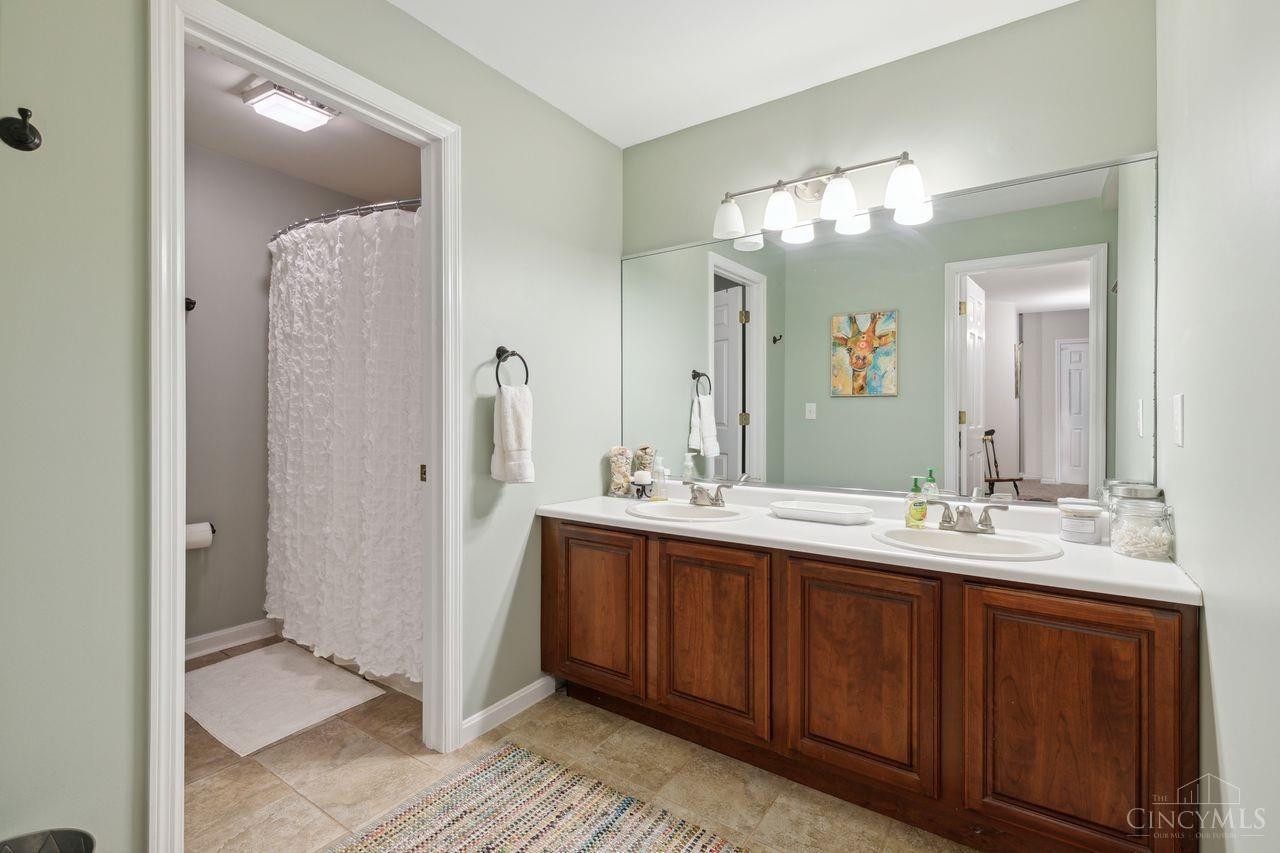 1335 W Eastman Lane