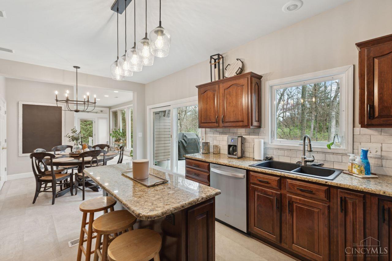 1335 W Eastman Lane