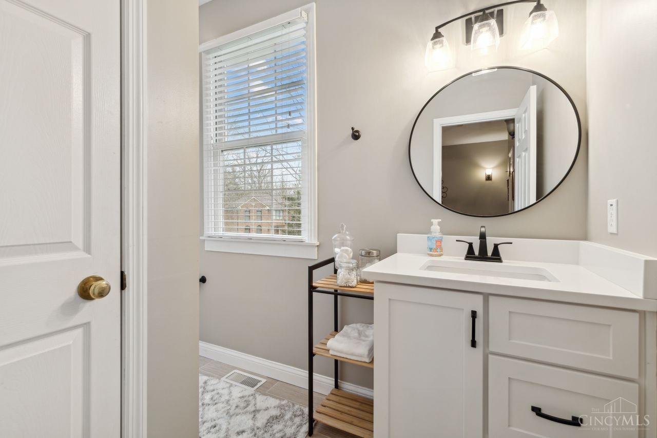 1335 W Eastman Lane
