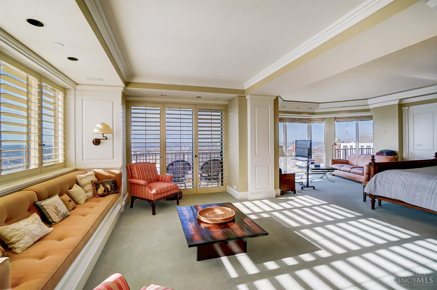 1201 Edgecliff Place 1210
