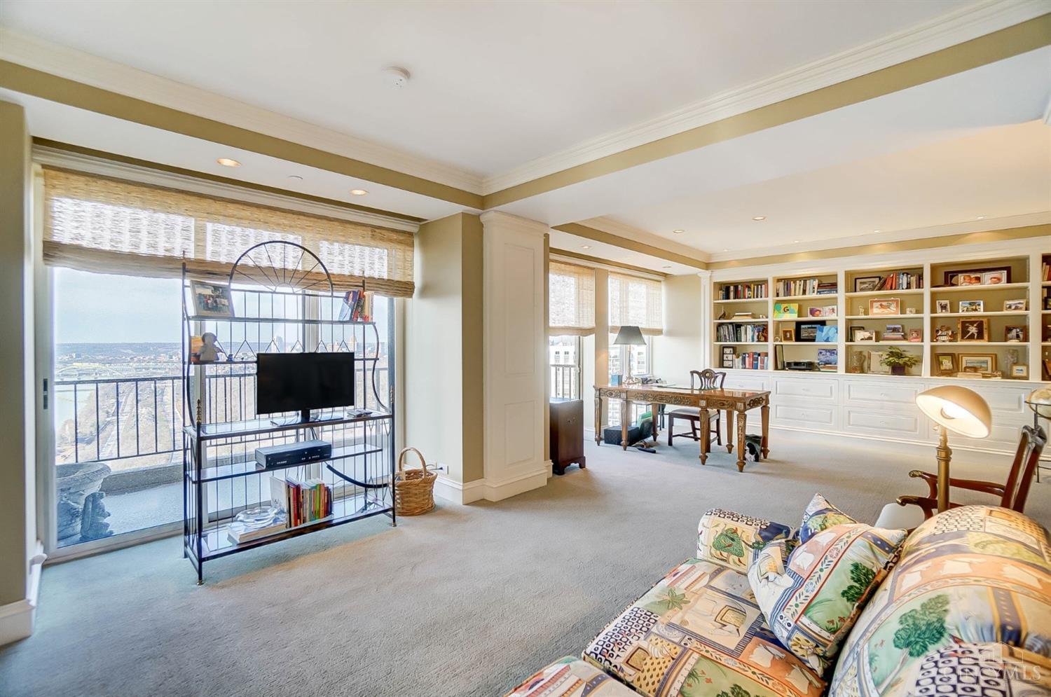 1201 Edgecliff Place 1210