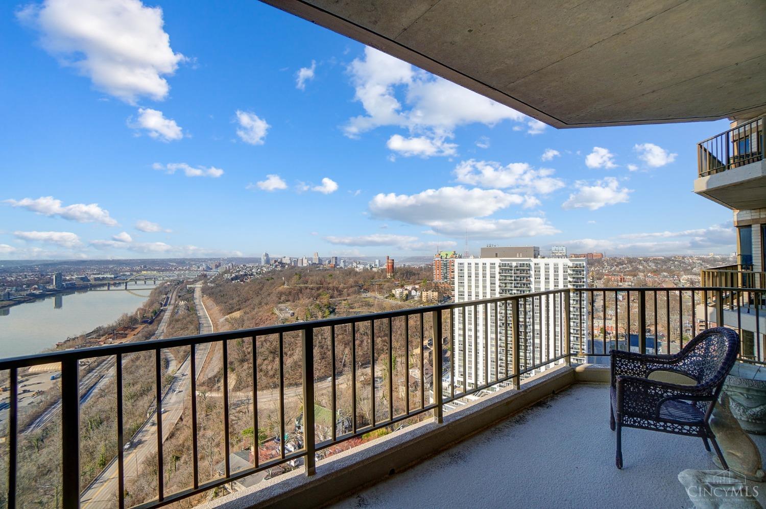 1201 Edgecliff Place 1210
