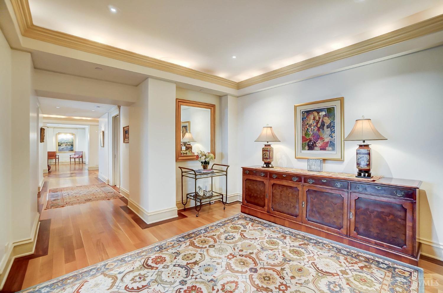 1201 Edgecliff Place 1210