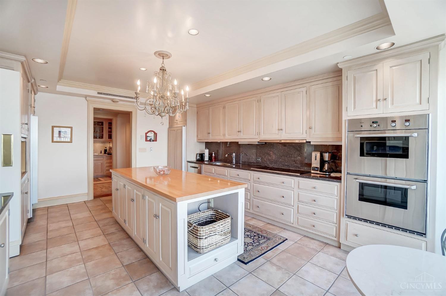 1201 Edgecliff Place 1210