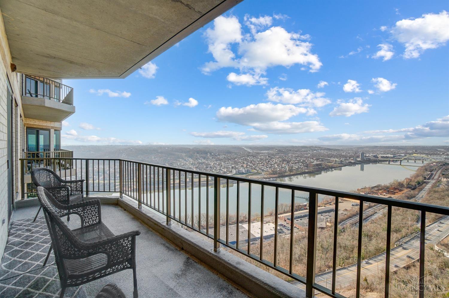 1201 Edgecliff Place 1210