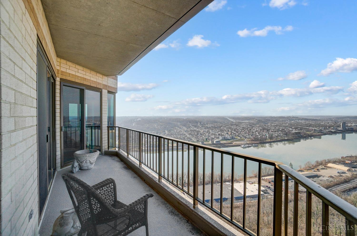 1201 Edgecliff Place 1210