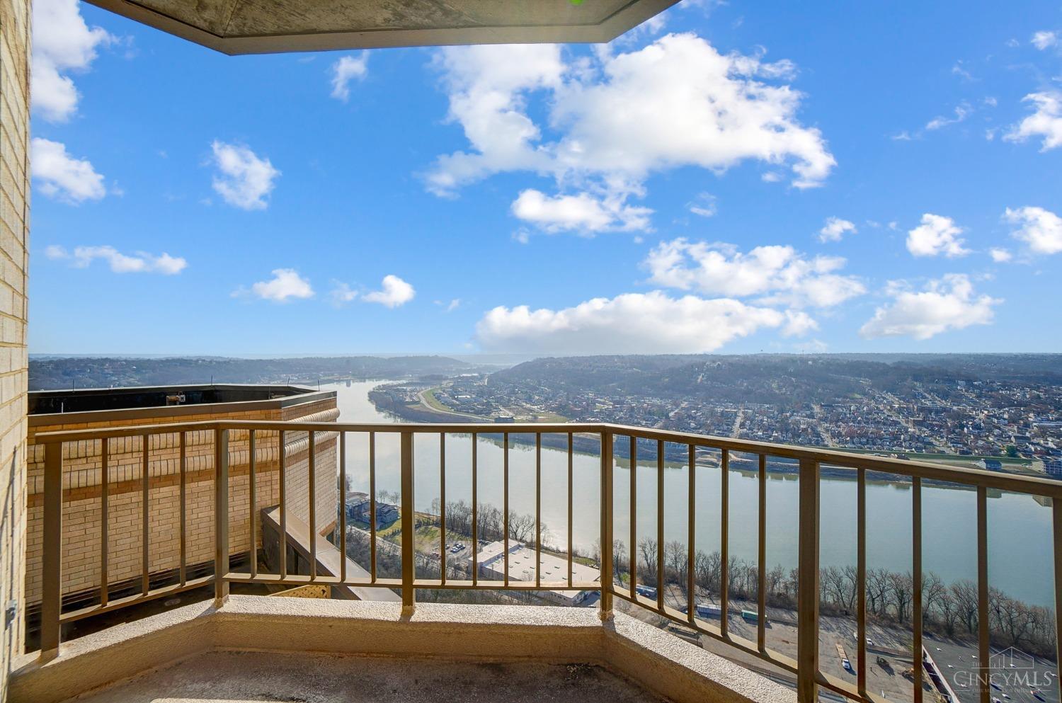 1201 Edgecliff Place 1210