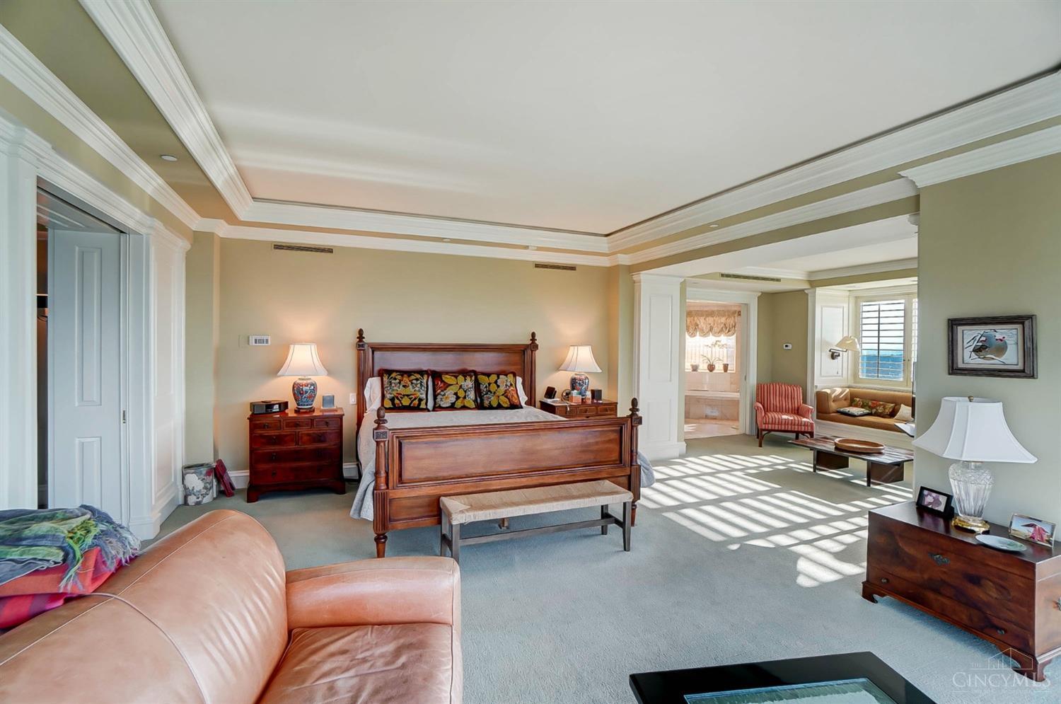 1201 Edgecliff Place 1210