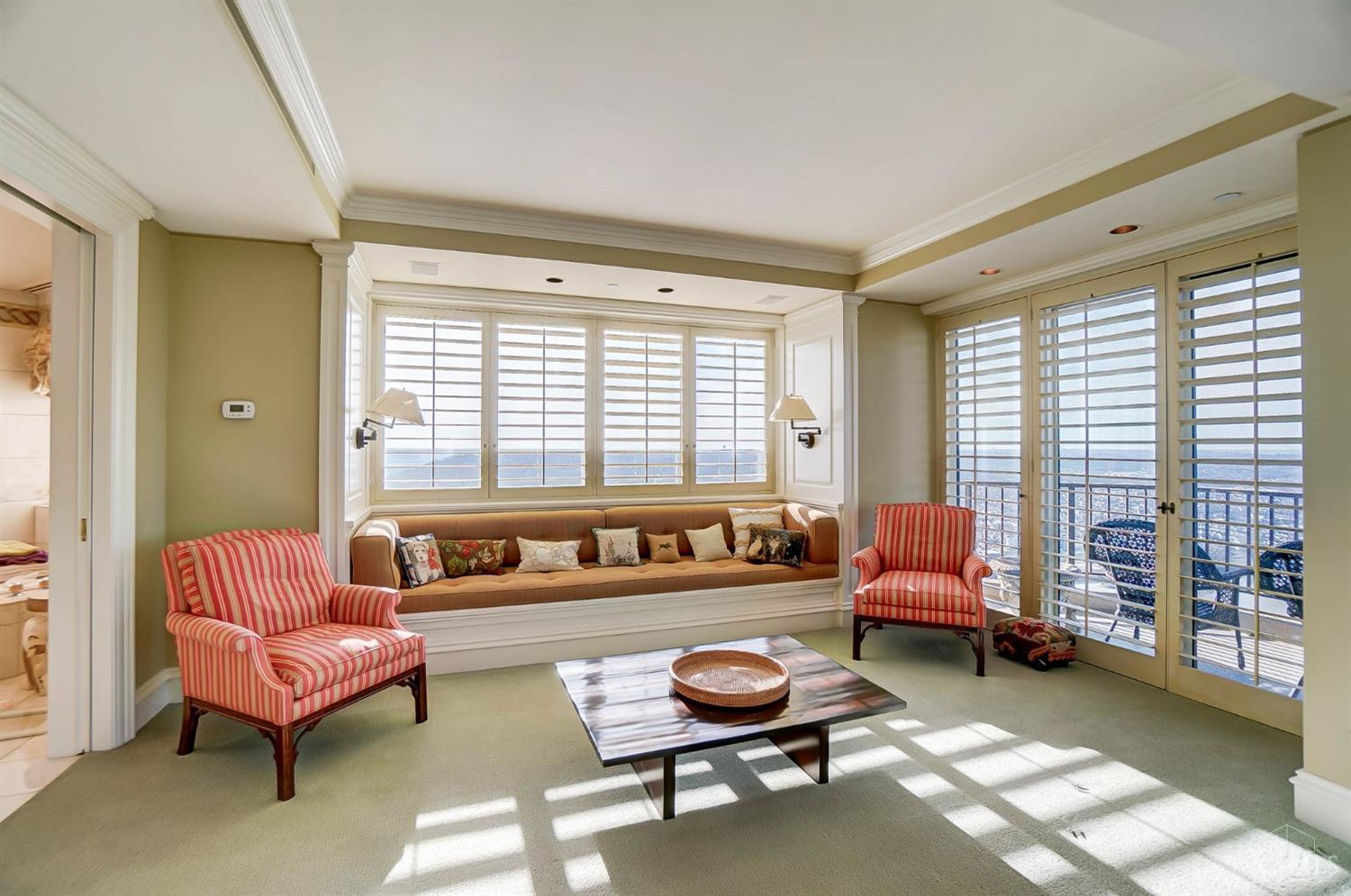 1201 Edgecliff Place 1210