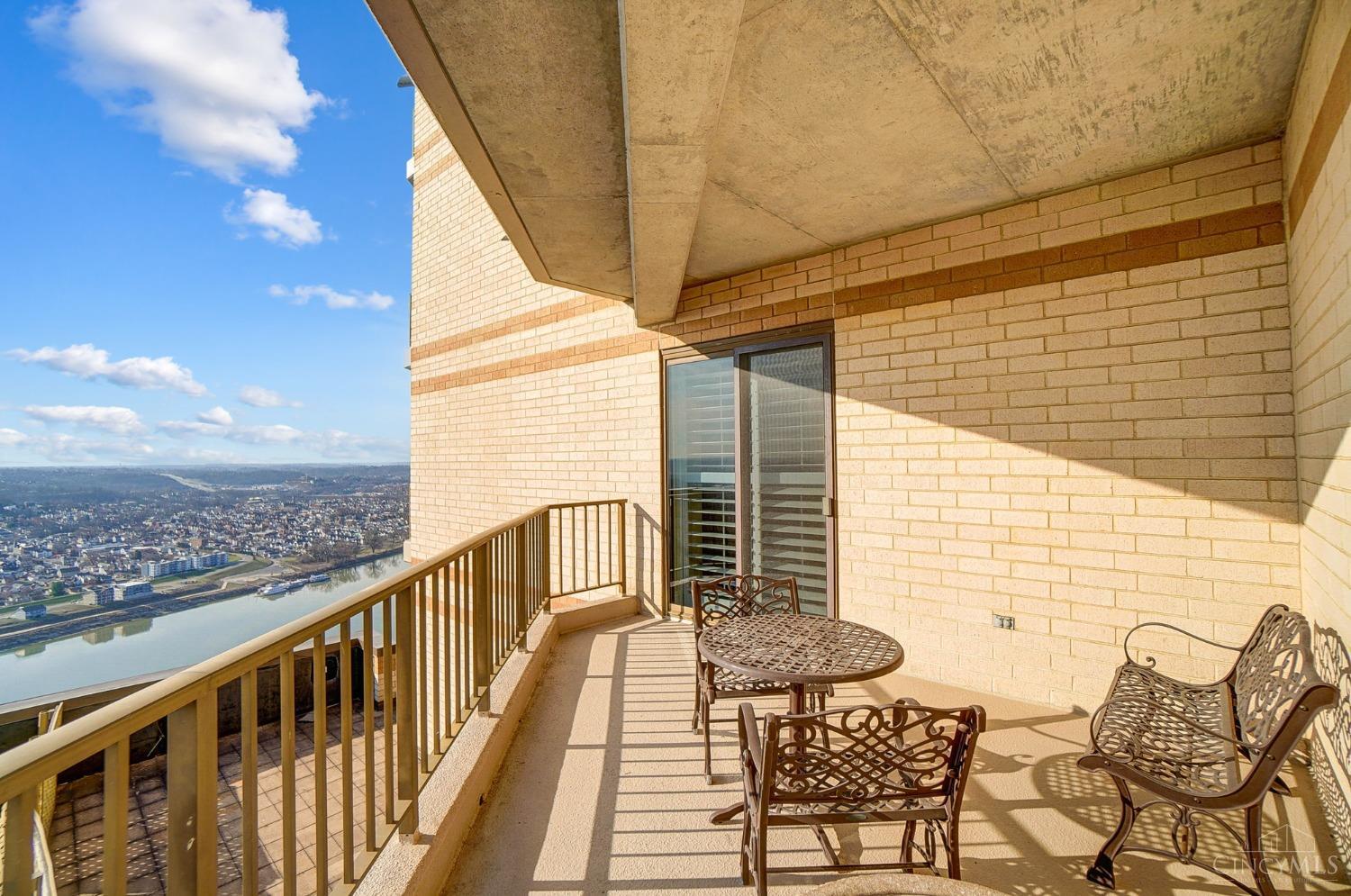 1201 Edgecliff Place 1210