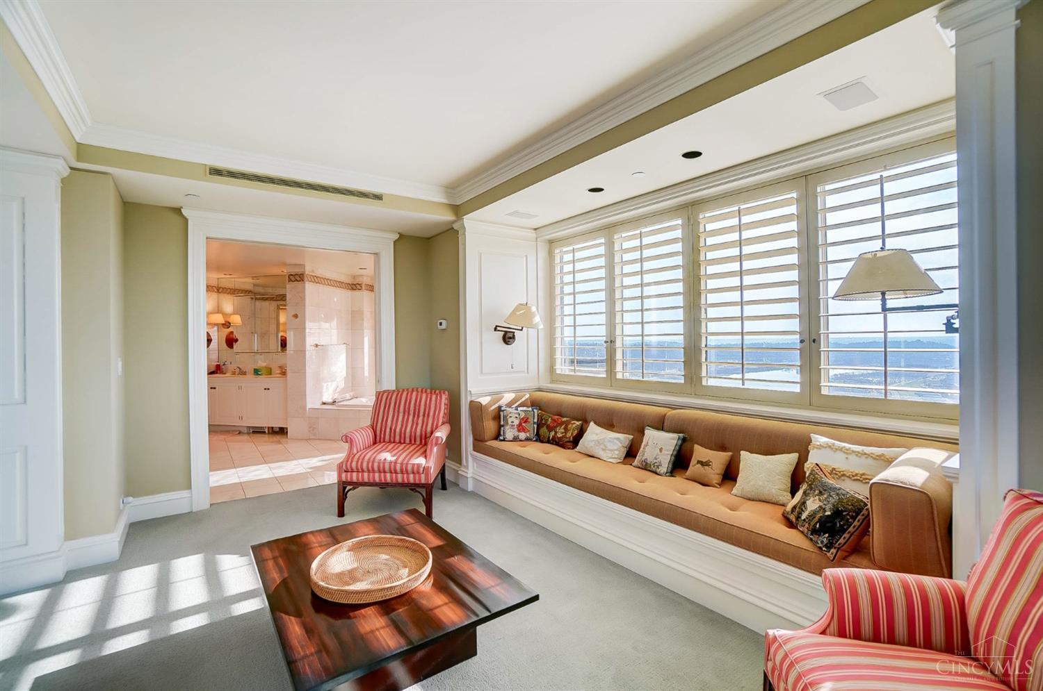1201 Edgecliff Place 1210