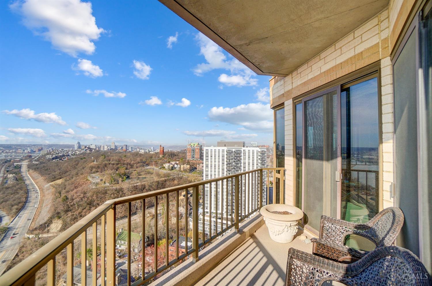 1201 Edgecliff Place 1210