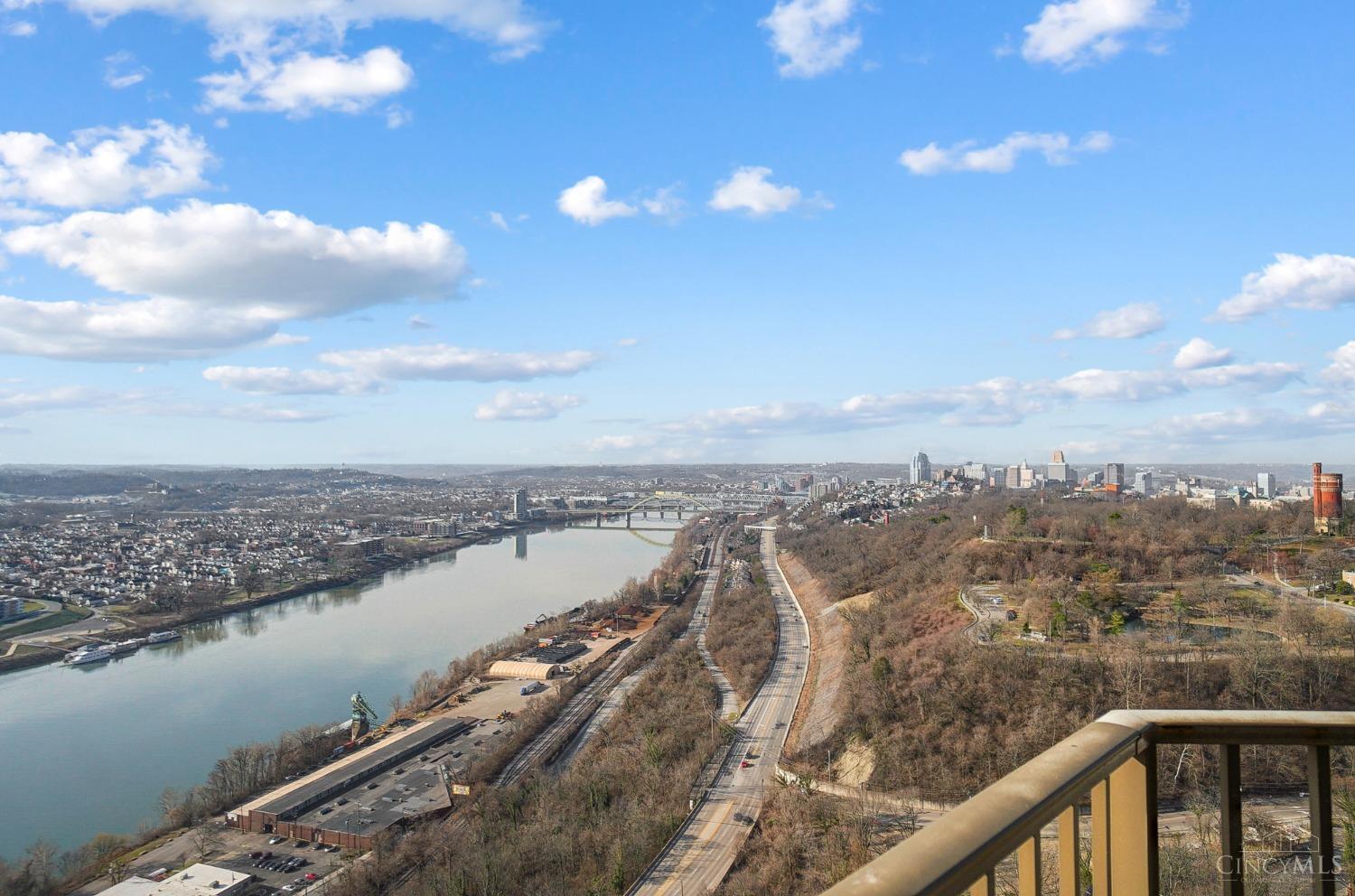 1201 Edgecliff Place 1210