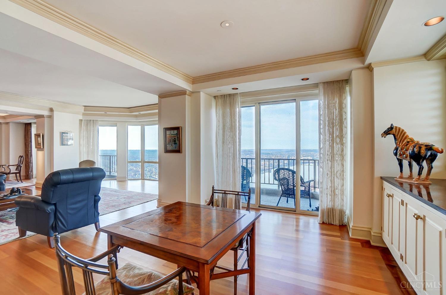 1201 Edgecliff Place 1210