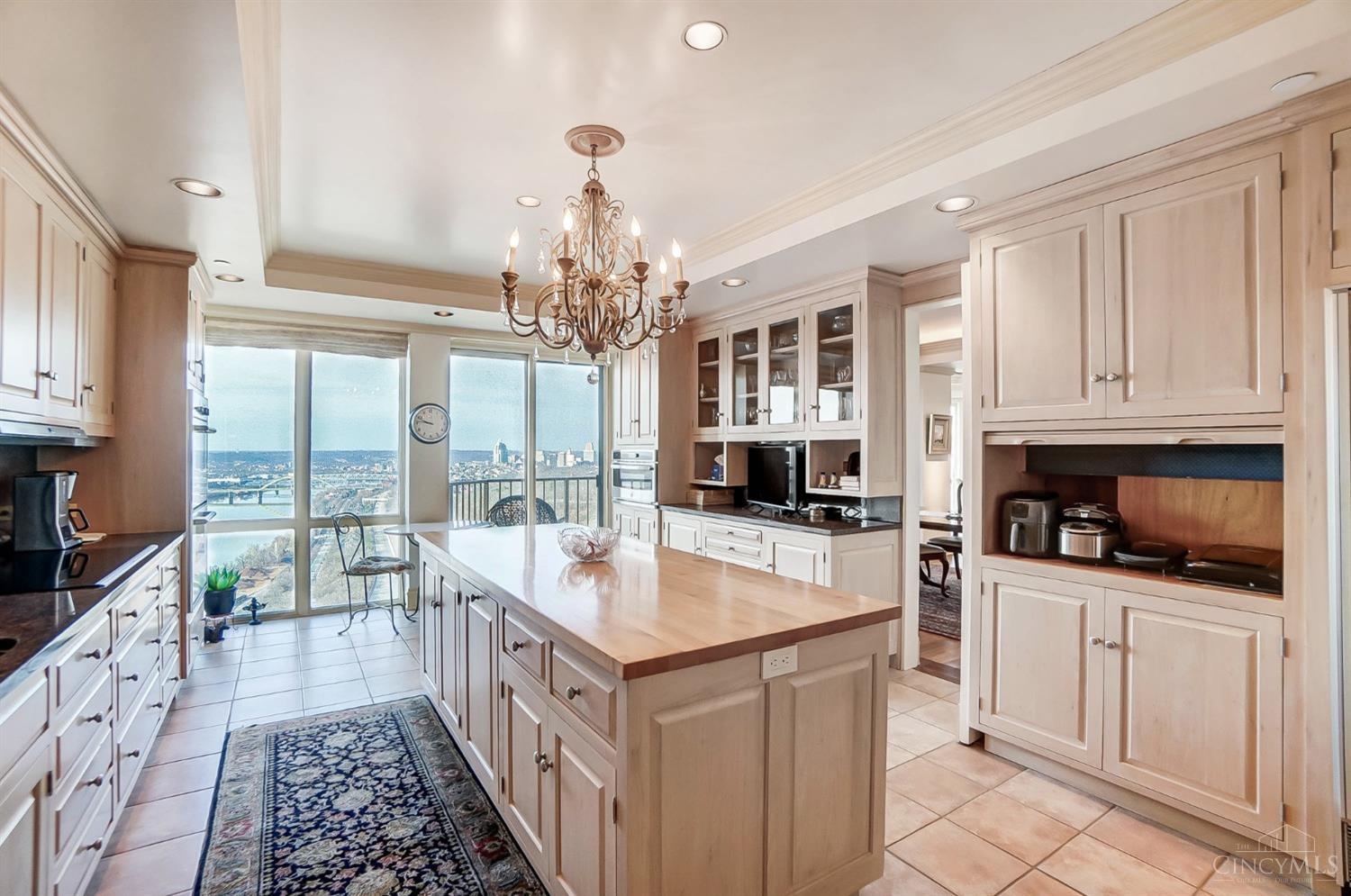 1201 Edgecliff Place 1210
