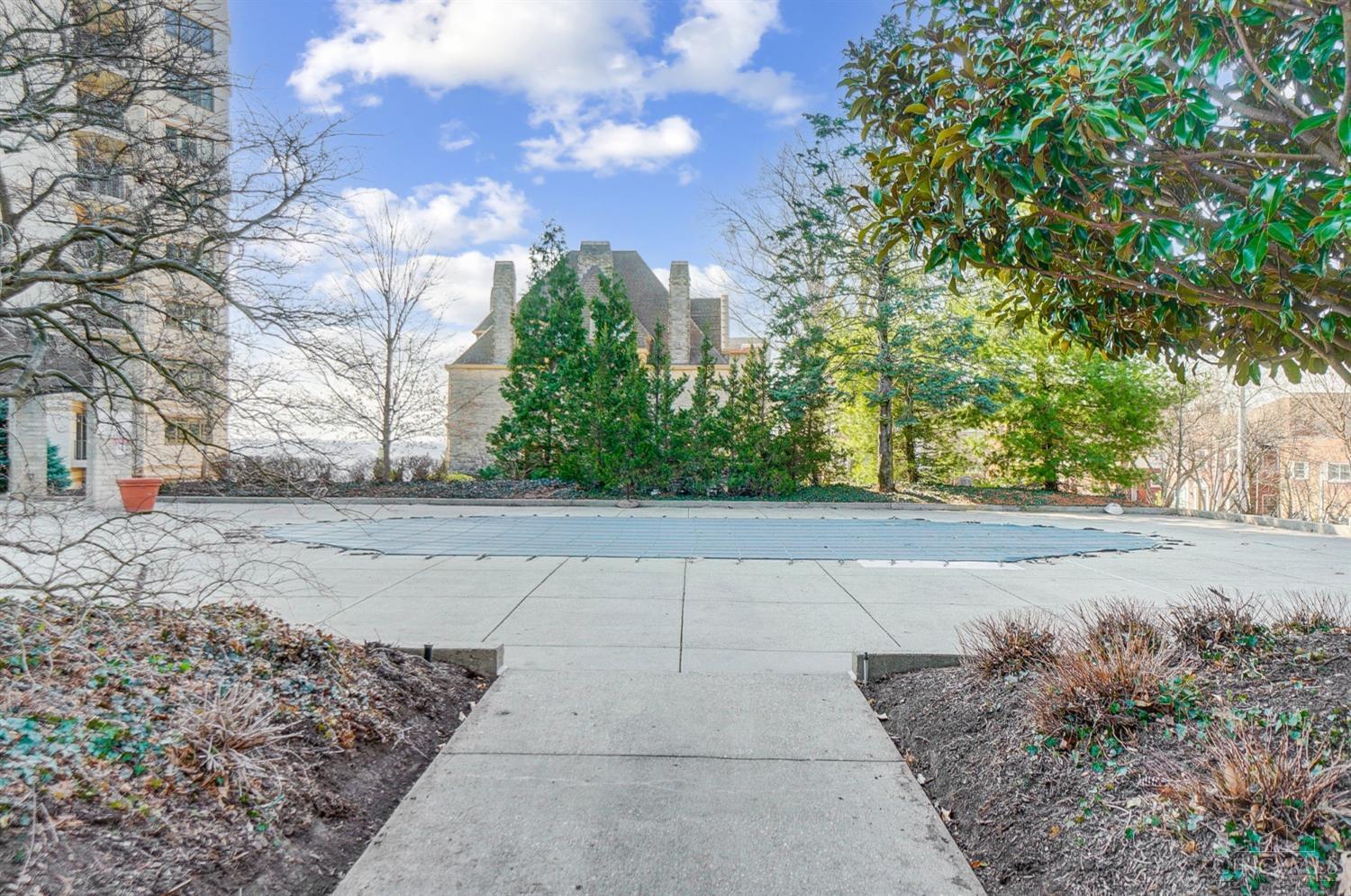 1201 Edgecliff Place 1210