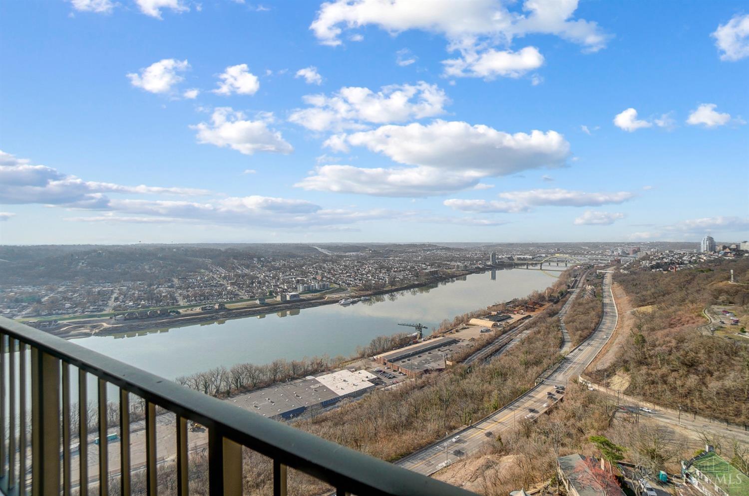 1201 Edgecliff Place 1210