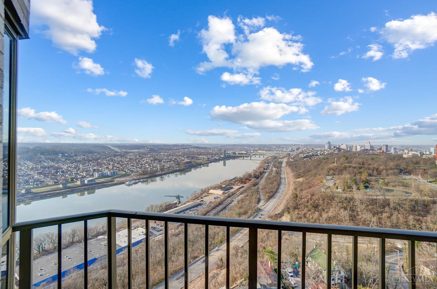 1201 Edgecliff Place 1210