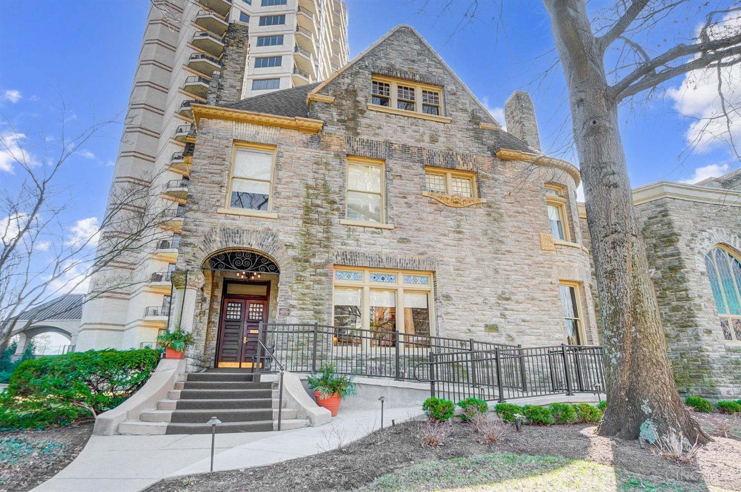 1201 Edgecliff Place 1210